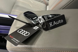 sininen Audi e-tron 2022 kuva 38.