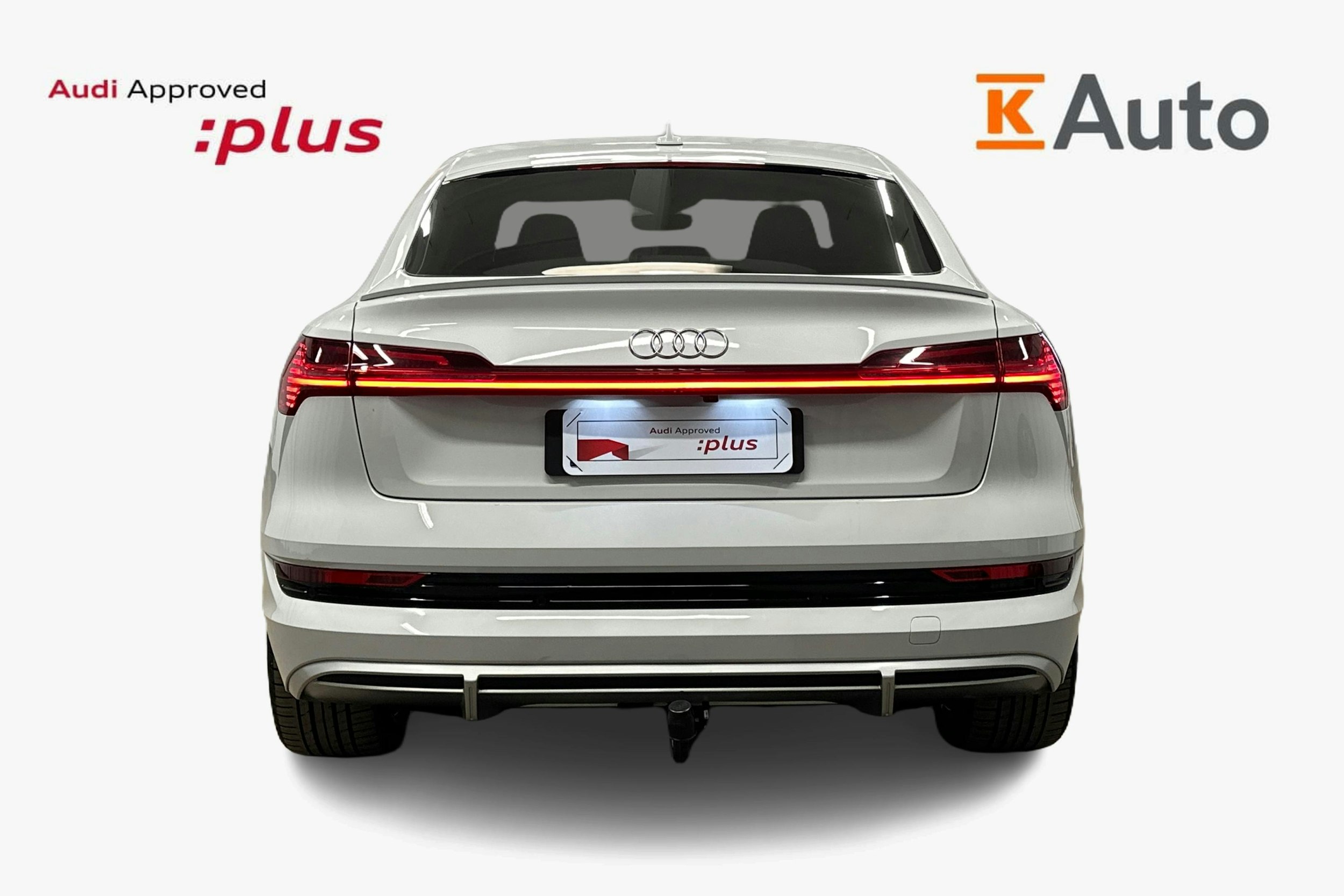 valkoinen Audi e-tron 2022 kuva 3.