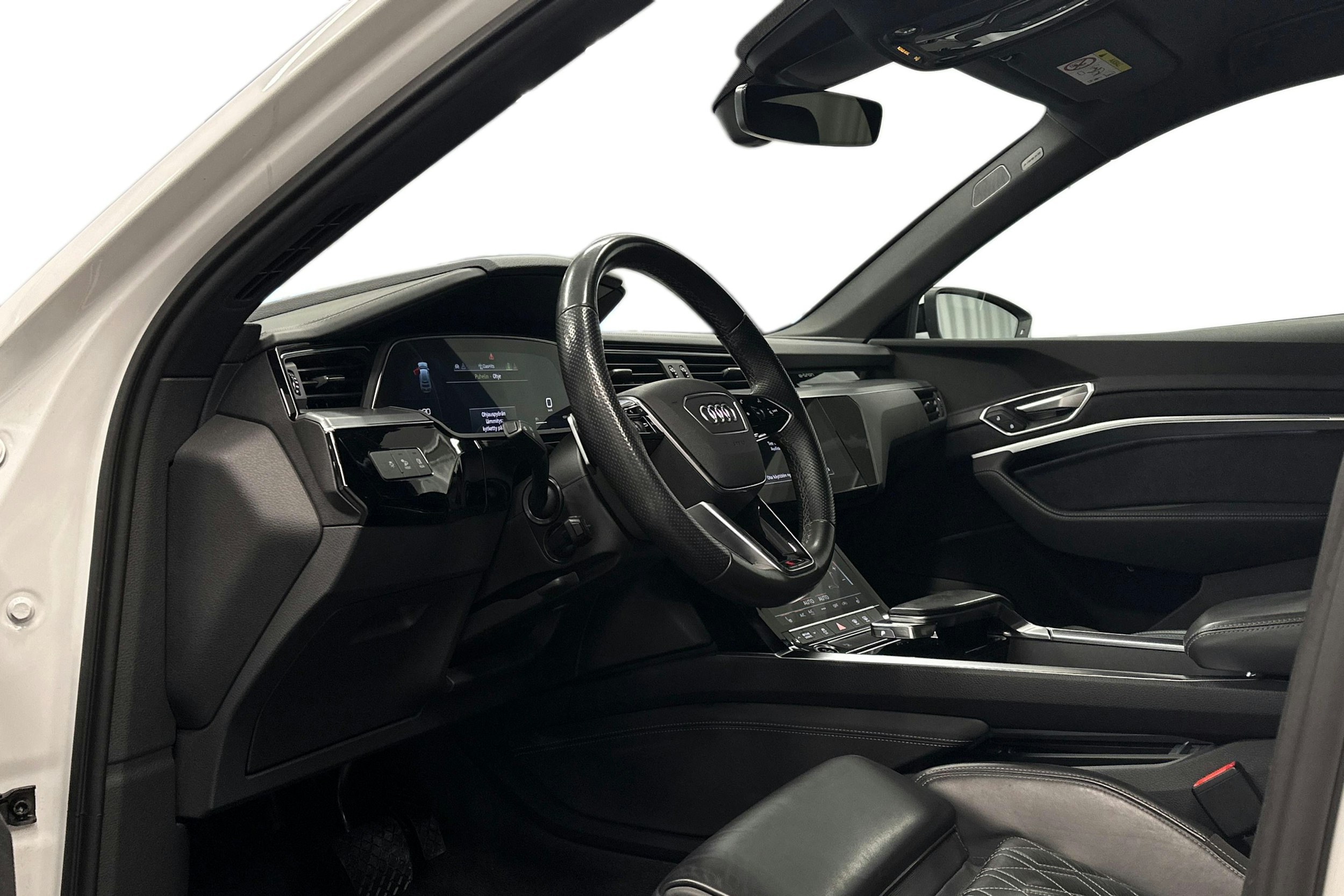 valkoinen Audi e-tron 2022 kuva 7.