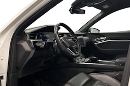 valkoinen Audi e-tron 2022 kuva 7.