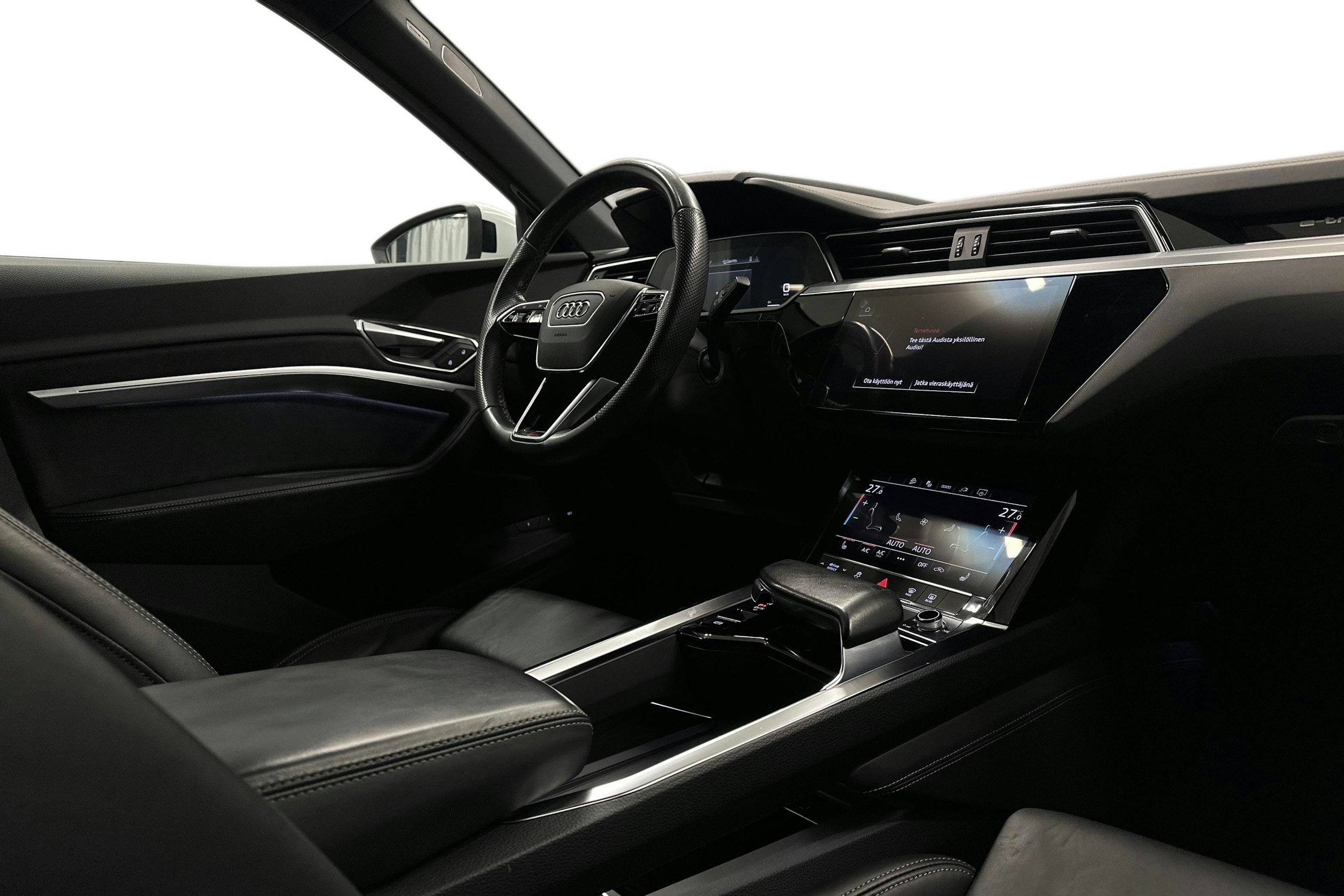 valkoinen Audi e-tron 2022 kuva 9.