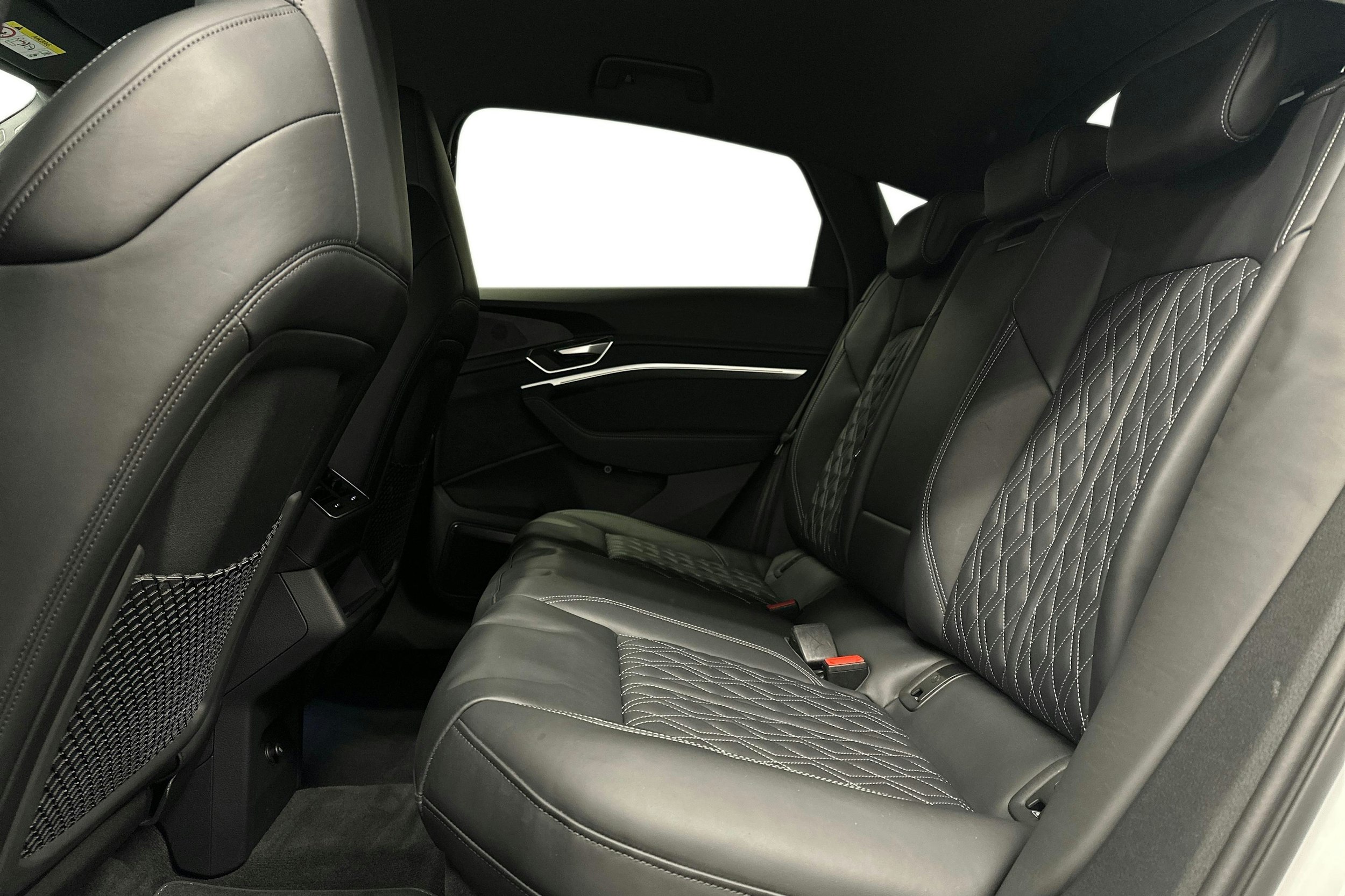 valkoinen Audi e-tron 2022 kuva 10.