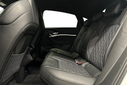 valkoinen Audi e-tron 2022 kuva 10.