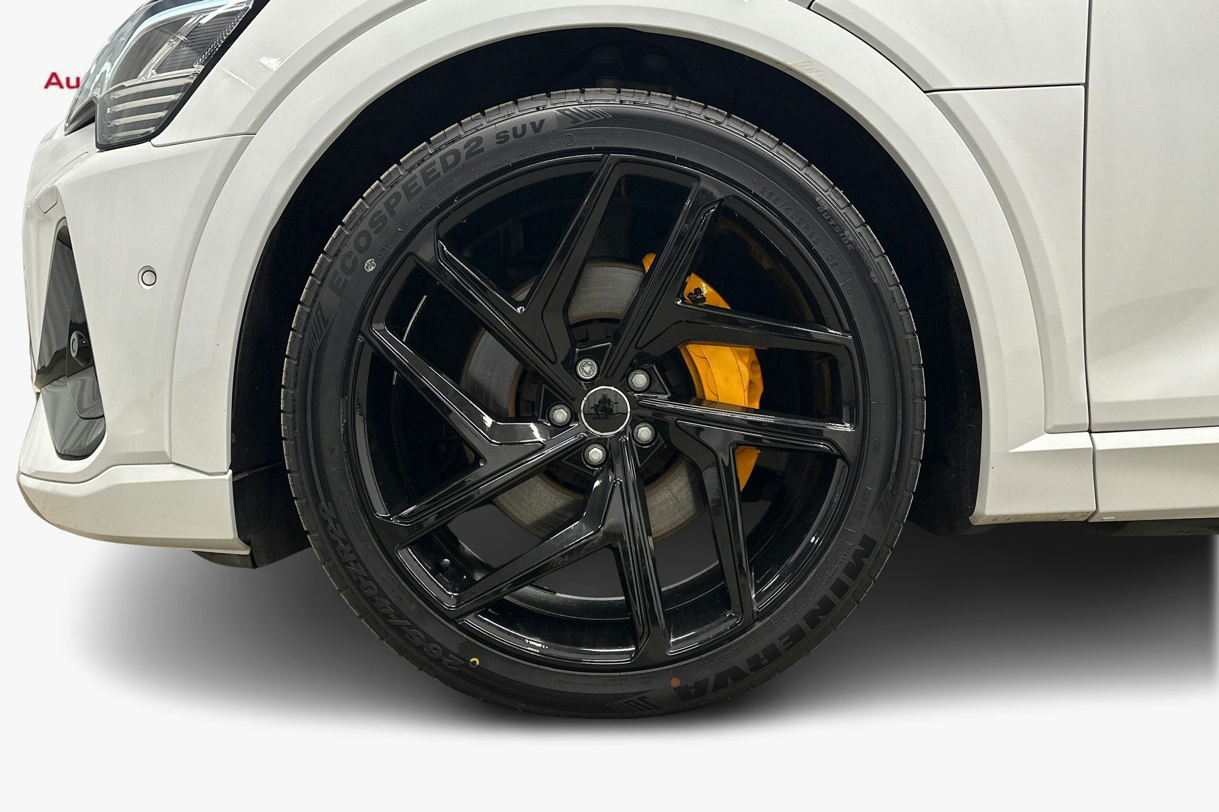 valkoinen Audi e-tron 2022 kuva 11.