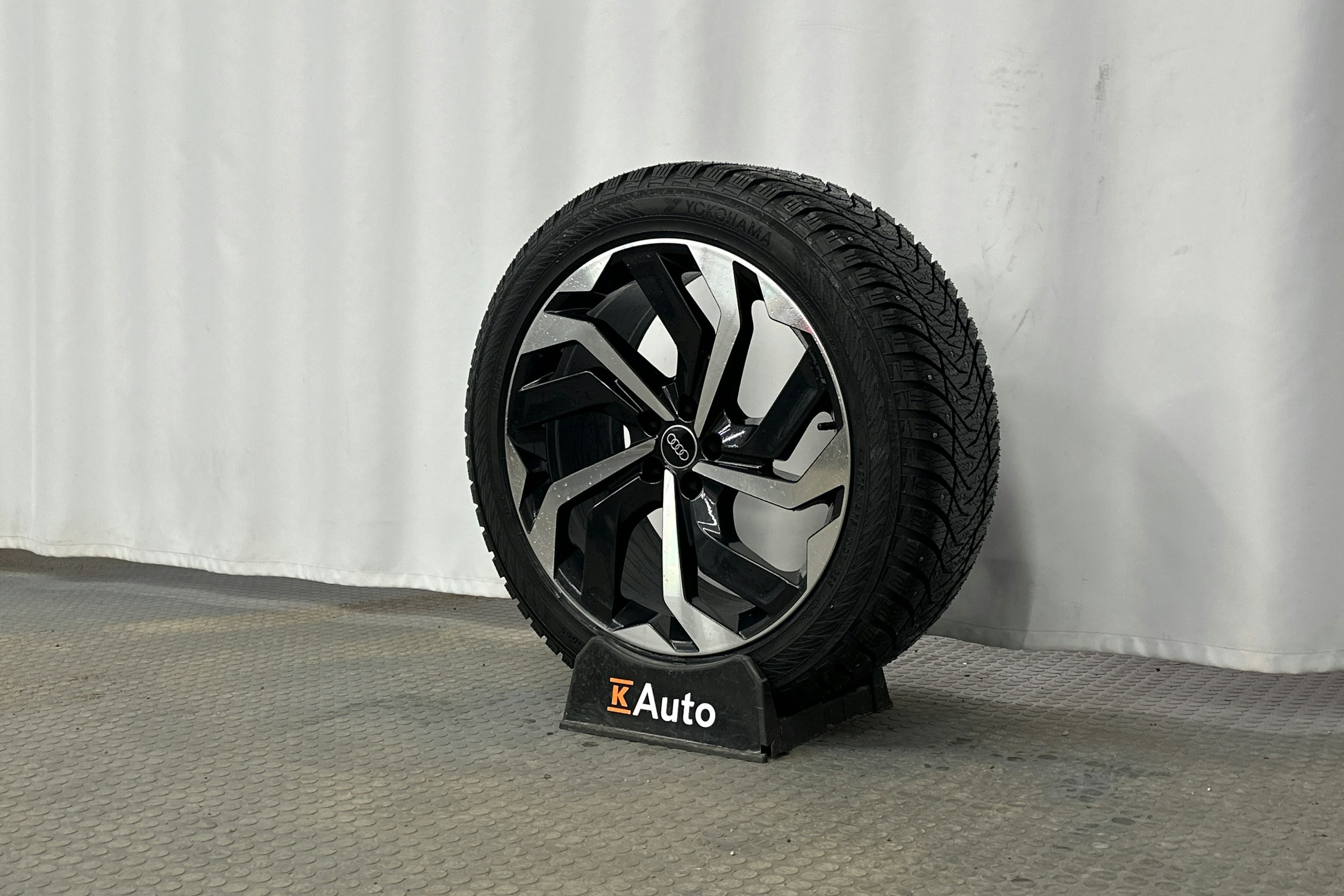 valkoinen Audi e-tron 2022 kuva 12.