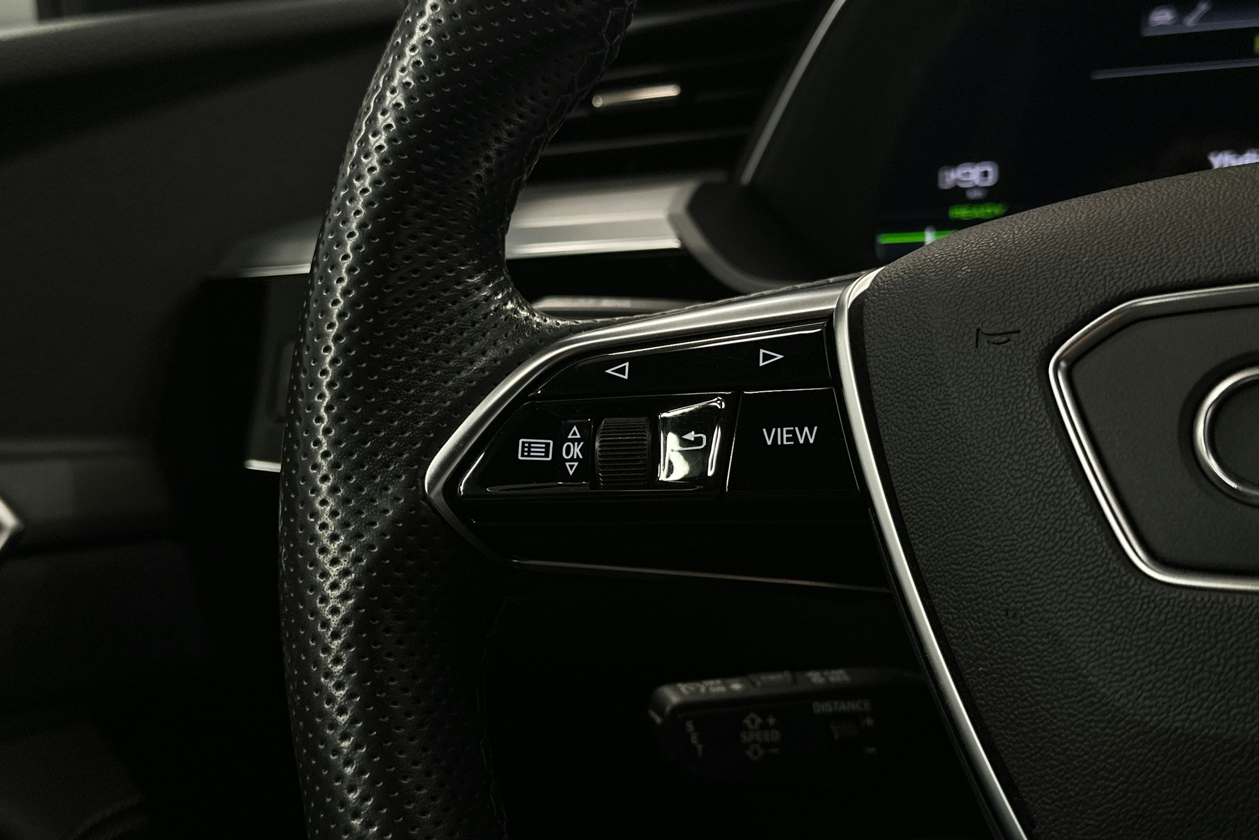 valkoinen Audi e-tron 2022 kuva 13.