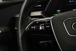 valkoinen Audi e-tron 2022 kuva 13.