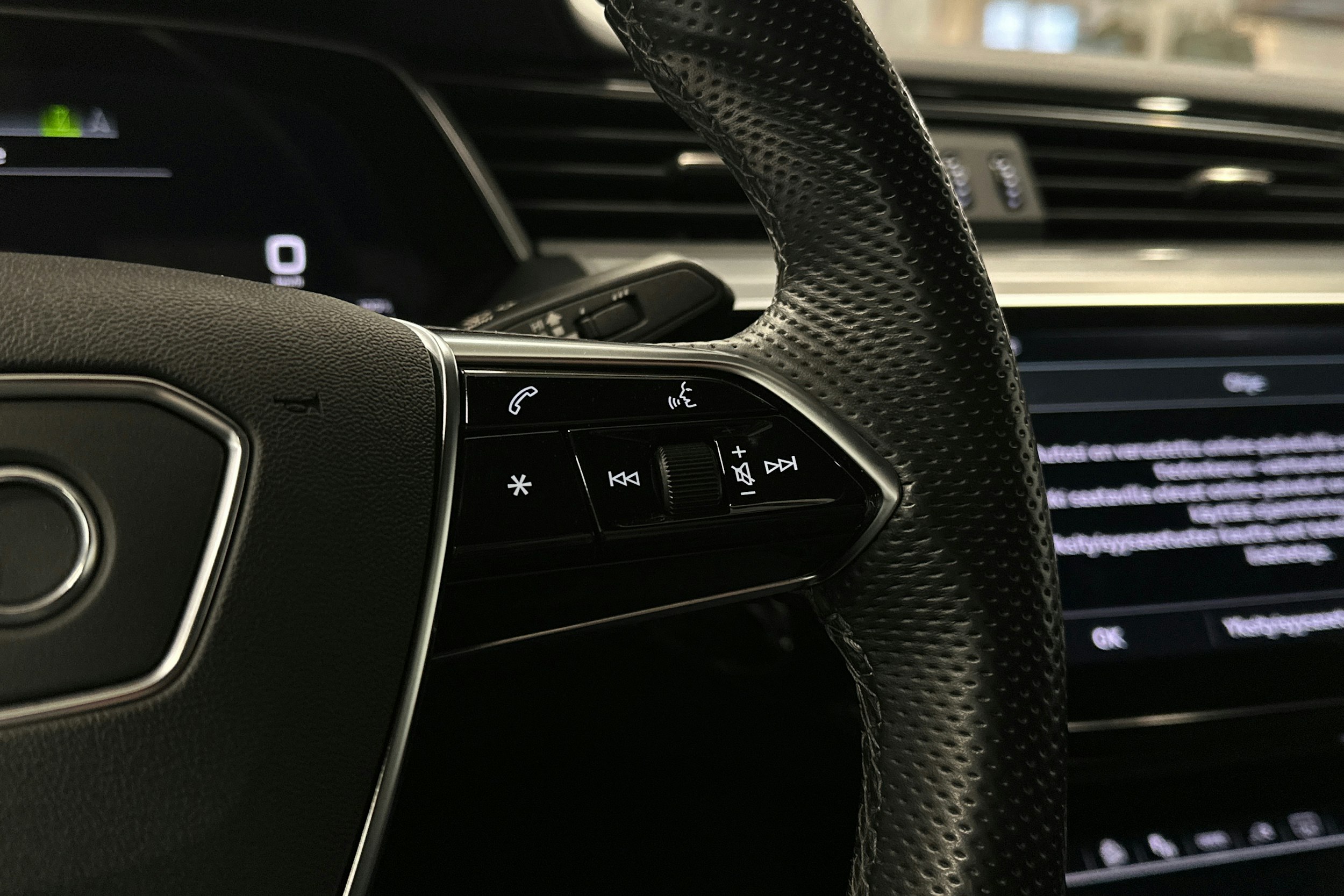 valkoinen Audi e-tron 2022 kuva 14.