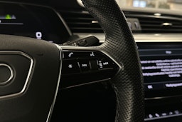 valkoinen Audi e-tron 2022 kuva 14.