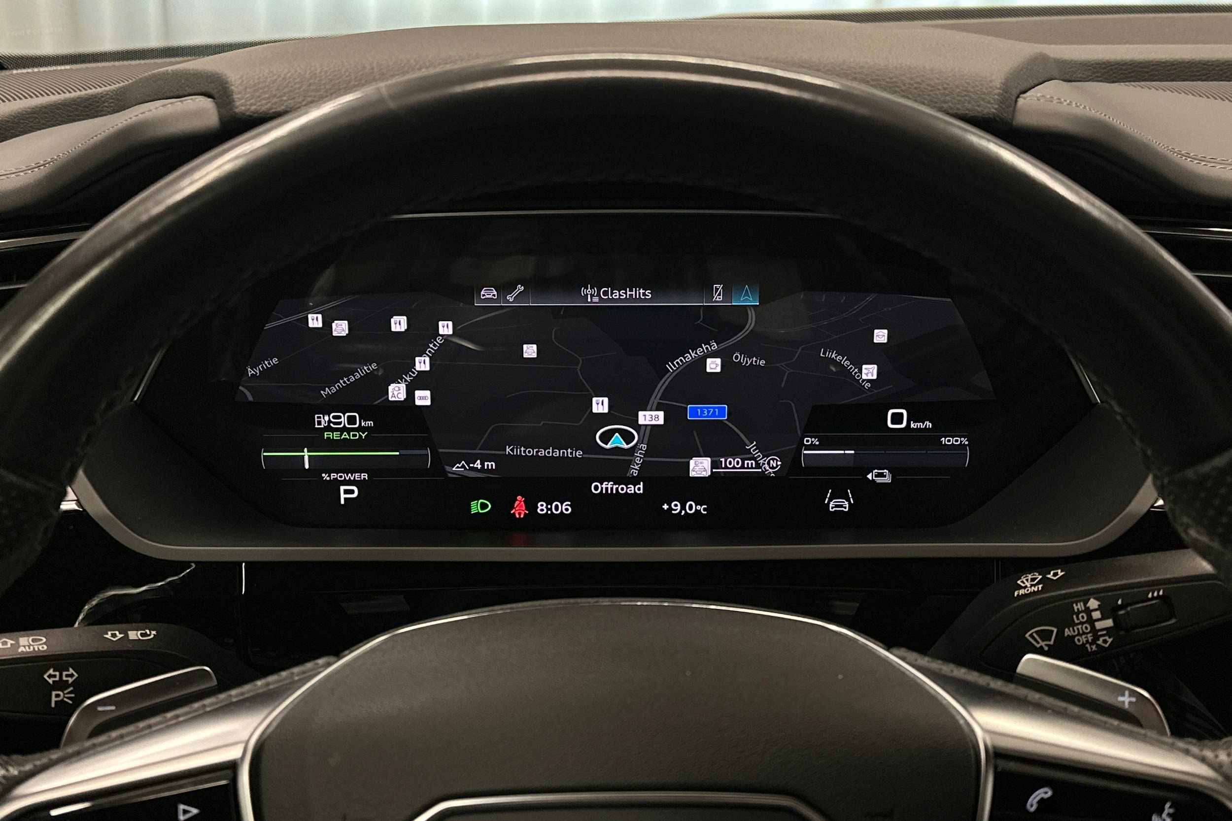 valkoinen Audi e-tron 2022 kuva 15.