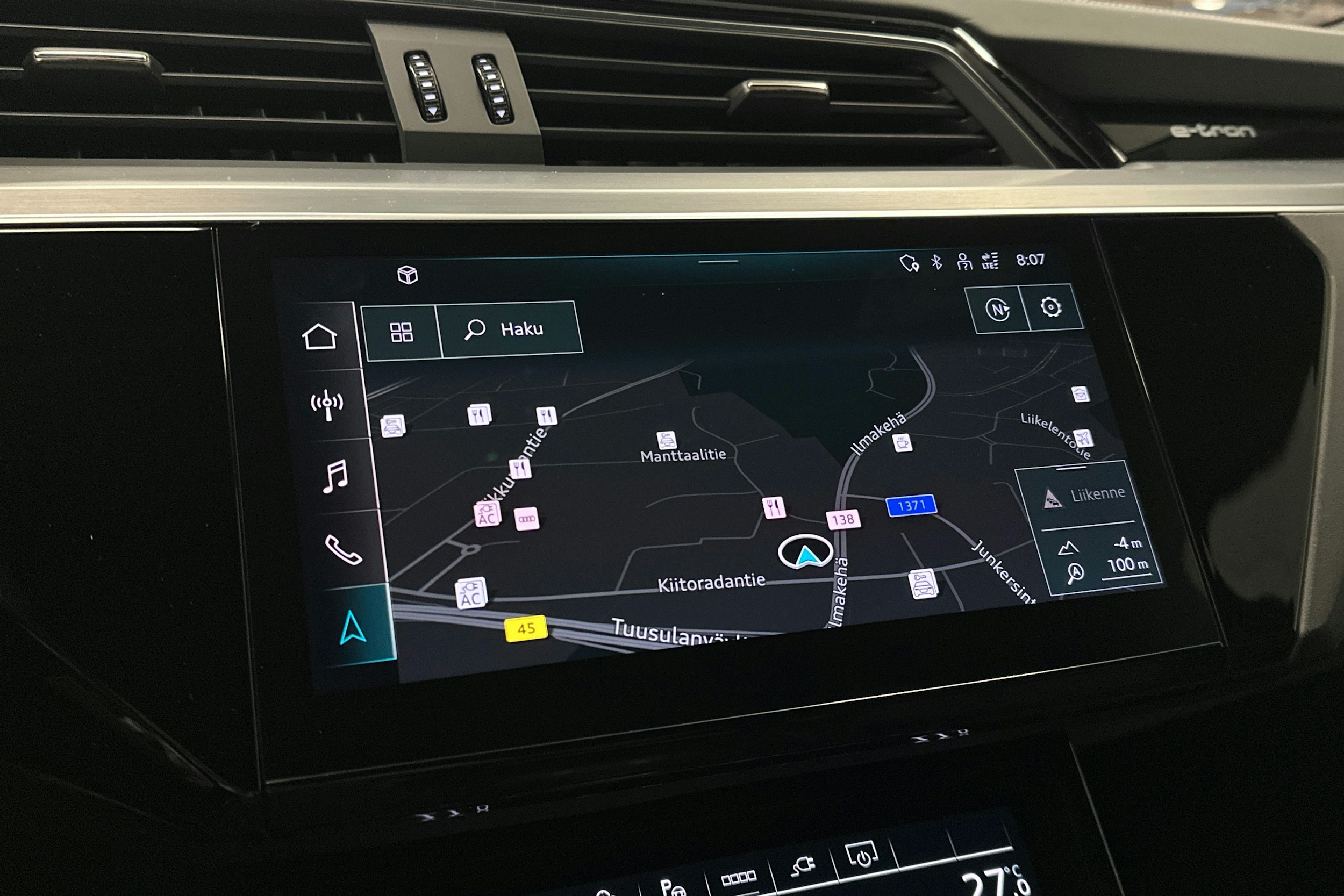 valkoinen Audi e-tron 2022 kuva 16.