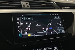 valkoinen Audi e-tron 2022 kuva 16.