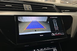 valkoinen Audi e-tron 2022 kuva 17.