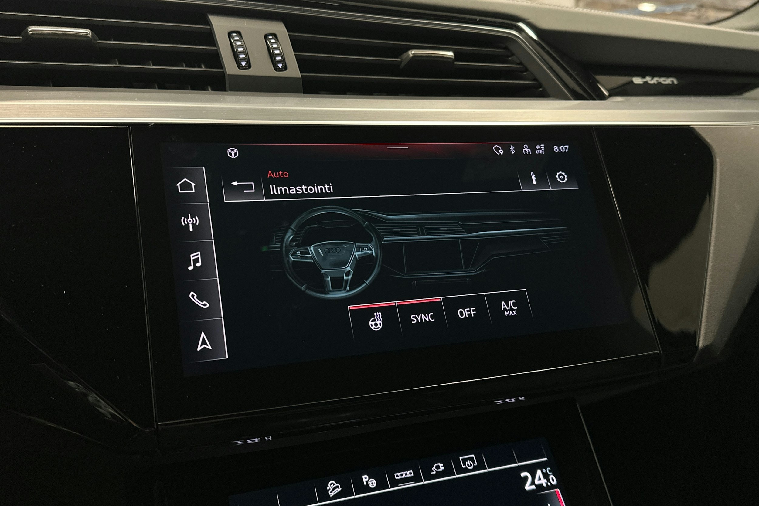 valkoinen Audi e-tron 2022 kuva 18.