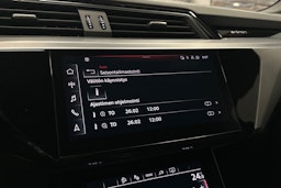 valkoinen Audi e-tron 2022 kuva 19.