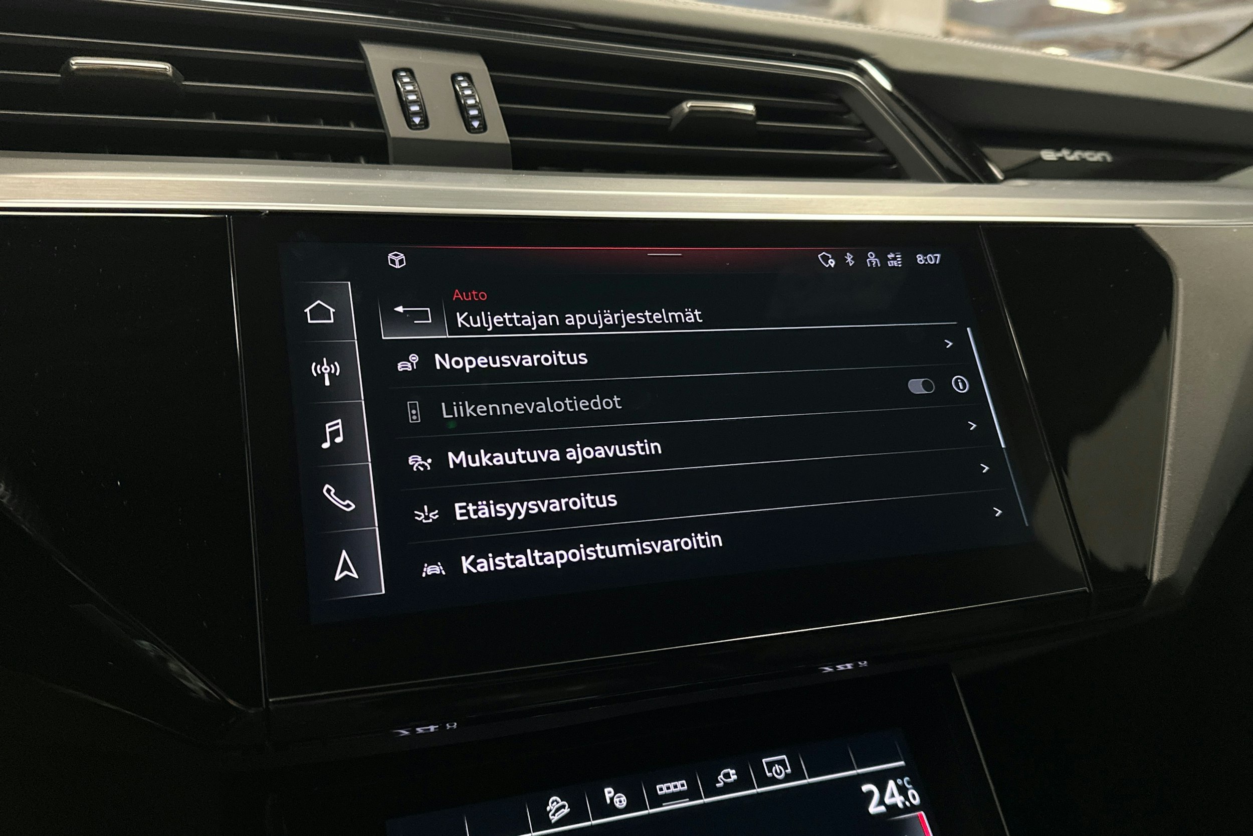 valkoinen Audi e-tron 2022 kuva 20.