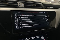 valkoinen Audi e-tron 2022 kuva 20.