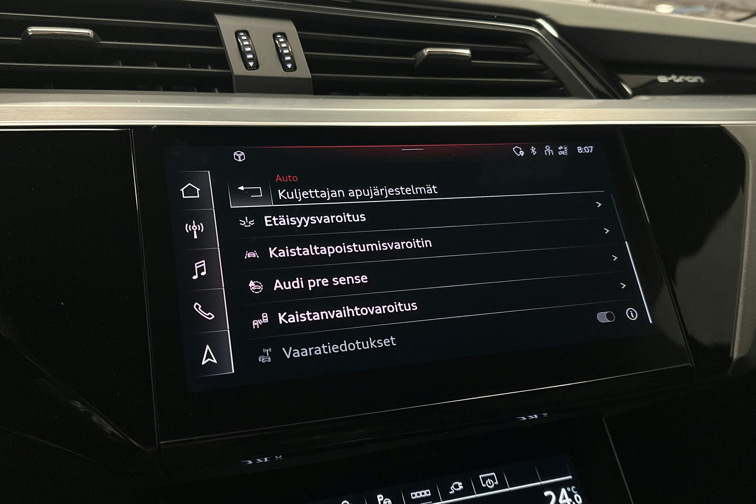 valkoinen Audi e-tron 2022 kuva 21.