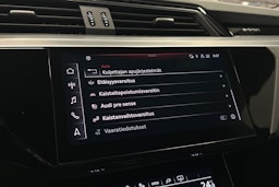 valkoinen Audi e-tron 2022 kuva 21.