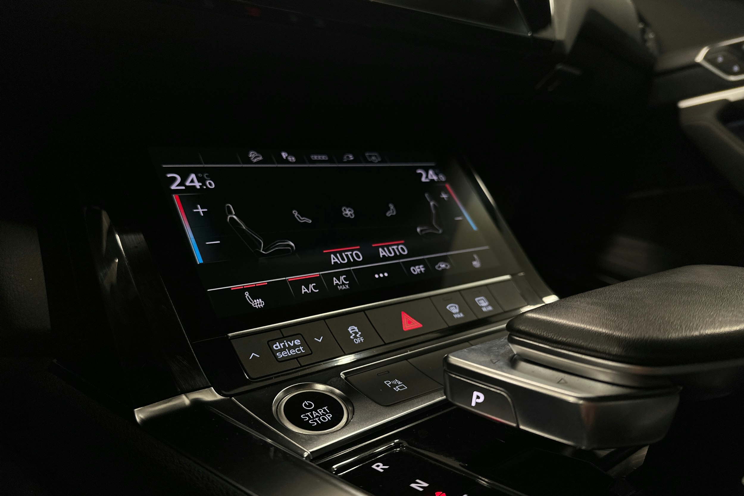 valkoinen Audi e-tron 2022 kuva 22.