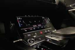 valkoinen Audi e-tron 2022 kuva 22.