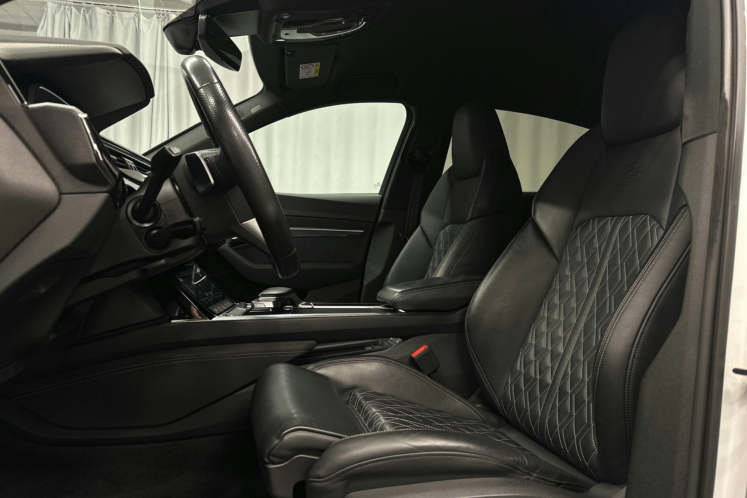 valkoinen Audi e-tron 2022 kuva 23.