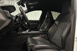 valkoinen Audi e-tron 2022 kuva 23.