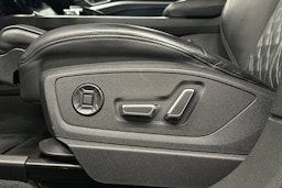 valkoinen Audi e-tron 2022 kuva 24.