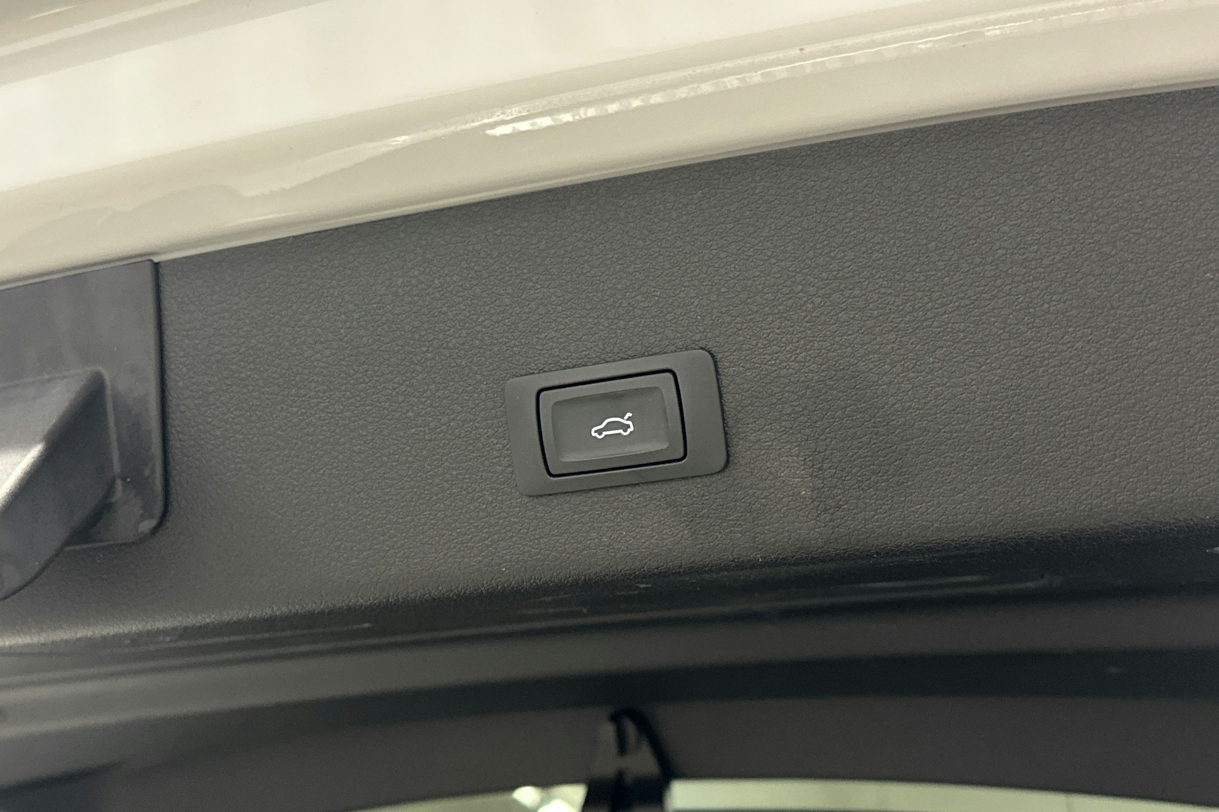 valkoinen Audi e-tron 2022 kuva 27.