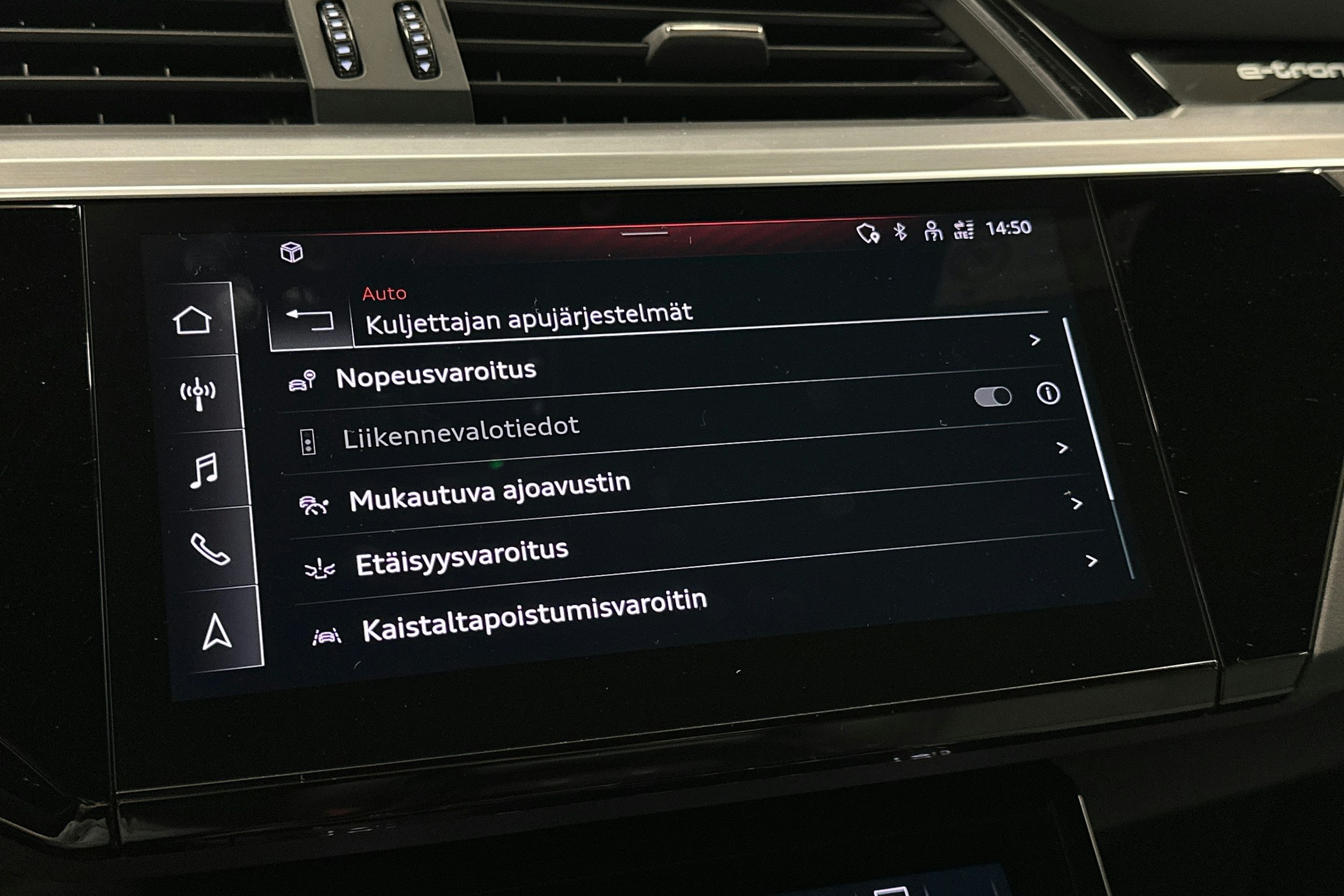 harmaa Audi e-tron 2022 kuva 16.