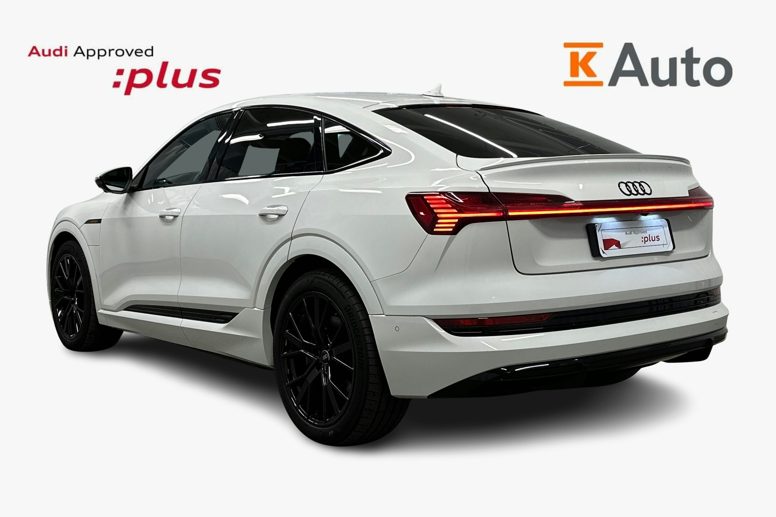 valkoinen Audi e-tron 2022 kuva 2.