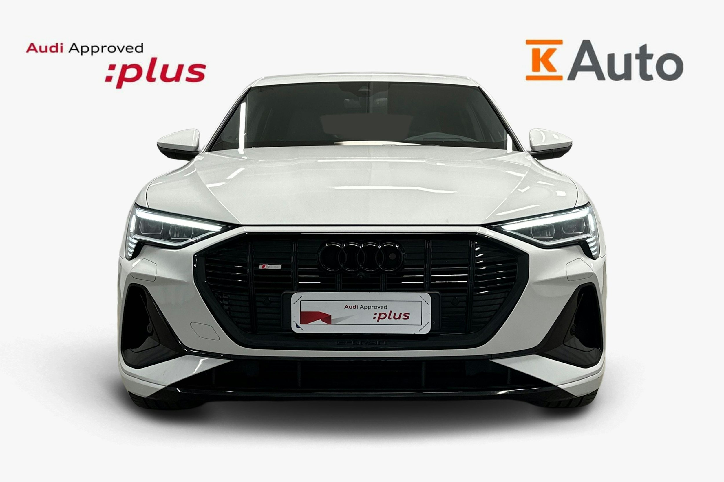 valkoinen Audi e-tron 2022 kuva 5.