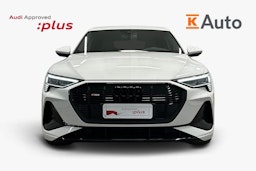 valkoinen Audi e-tron 2022 kuva 5.