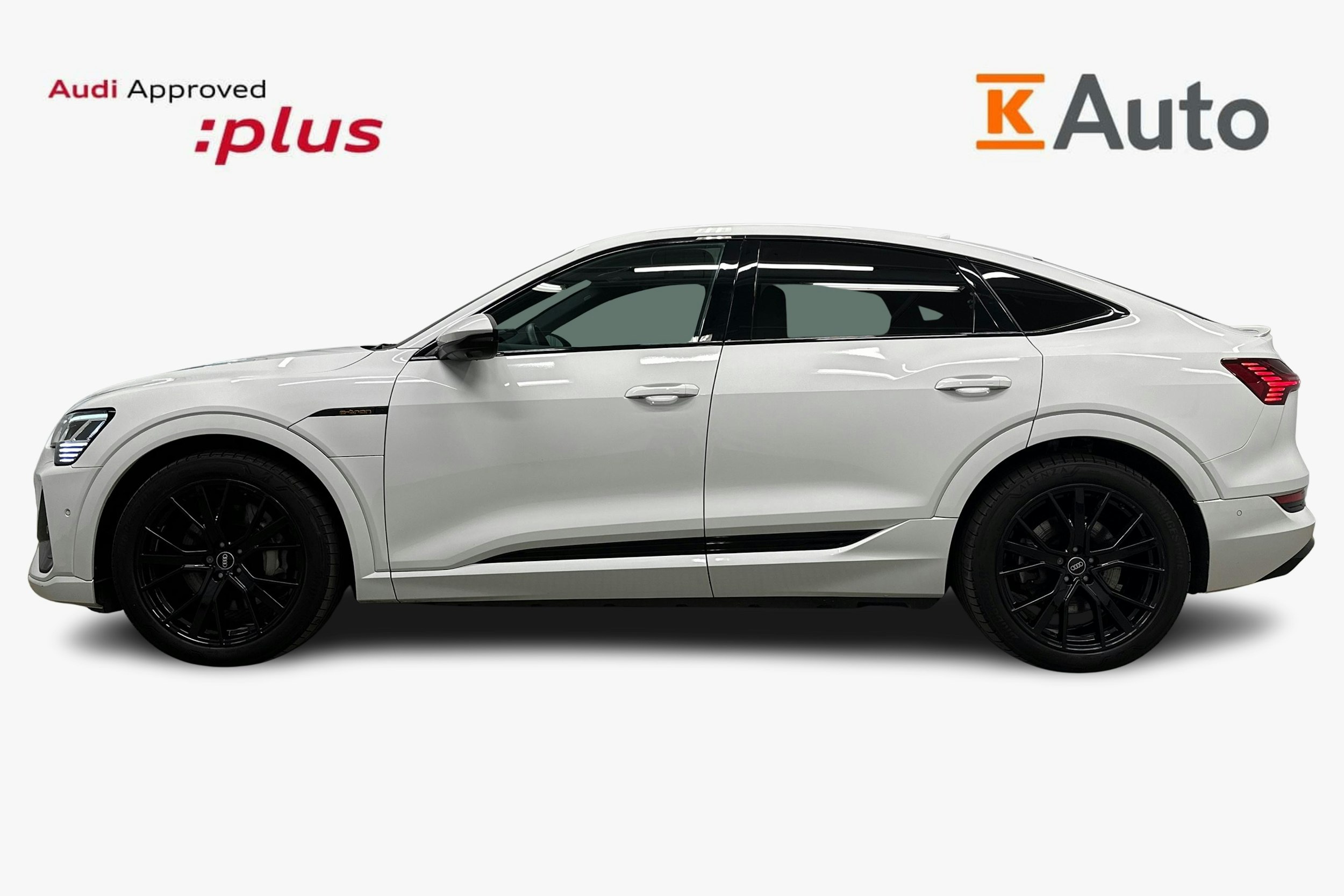 valkoinen Audi e-tron 2022 kuva 6.