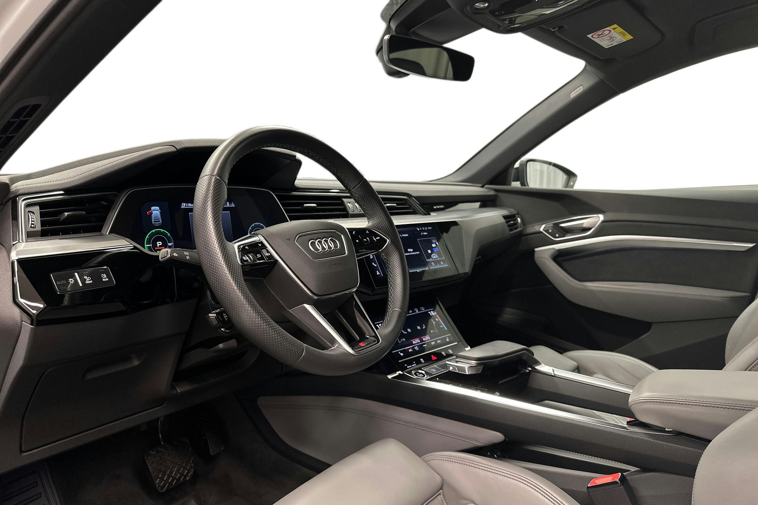 valkoinen Audi e-tron 2022 kuva 7.