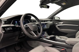 valkoinen Audi e-tron 2022 kuva 7.