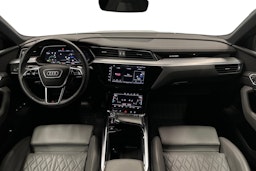 valkoinen Audi e-tron 2022 kuva 9.