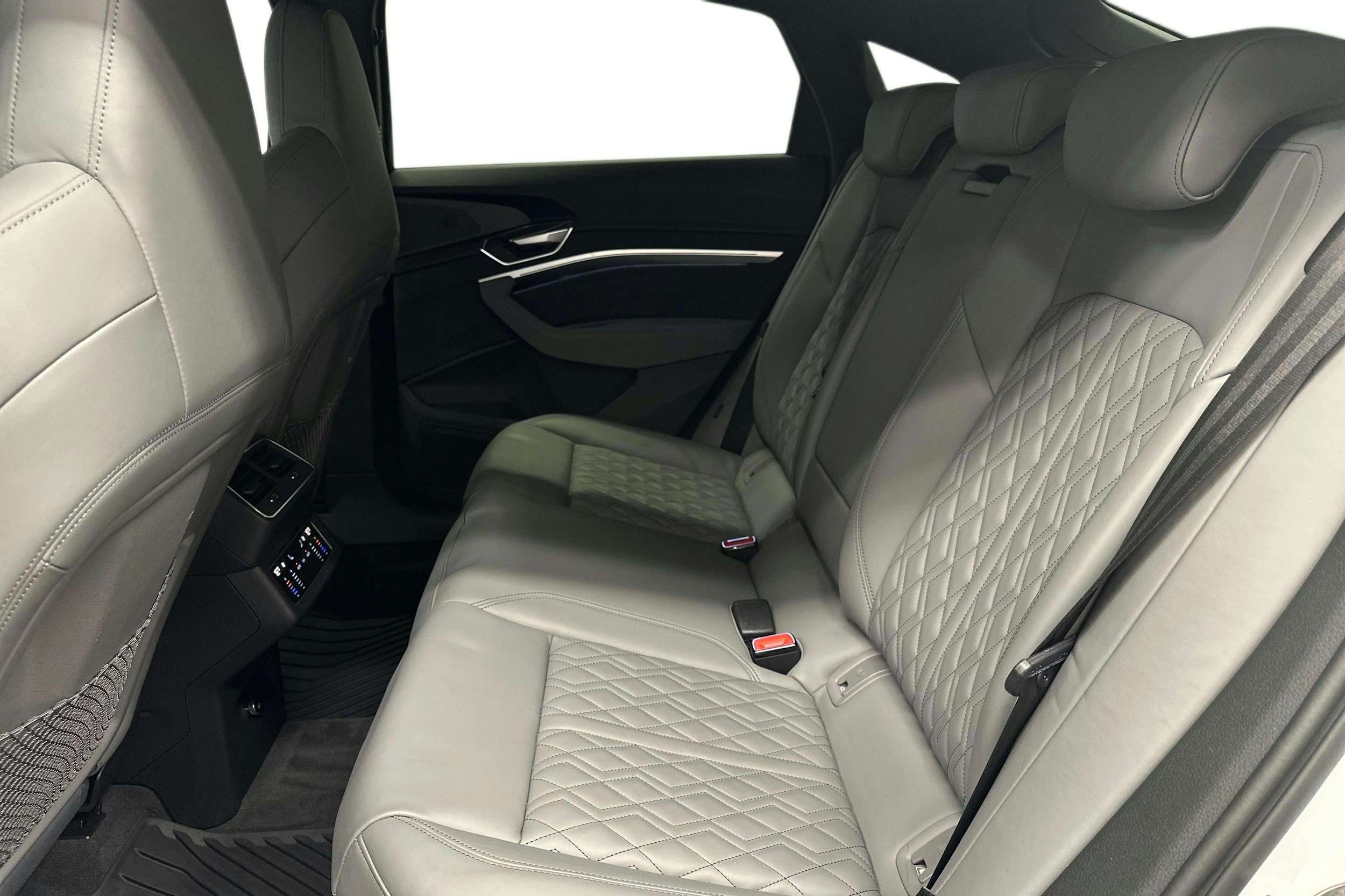 valkoinen Audi e-tron 2022 kuva 10.
