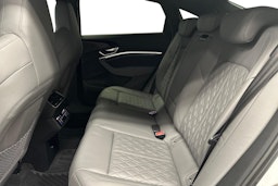 valkoinen Audi e-tron 2022 kuva 10.