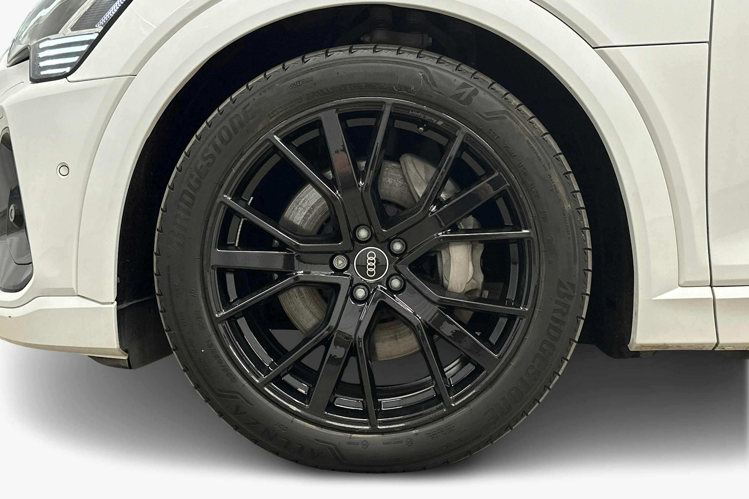 valkoinen Audi e-tron 2022 kuva 11.