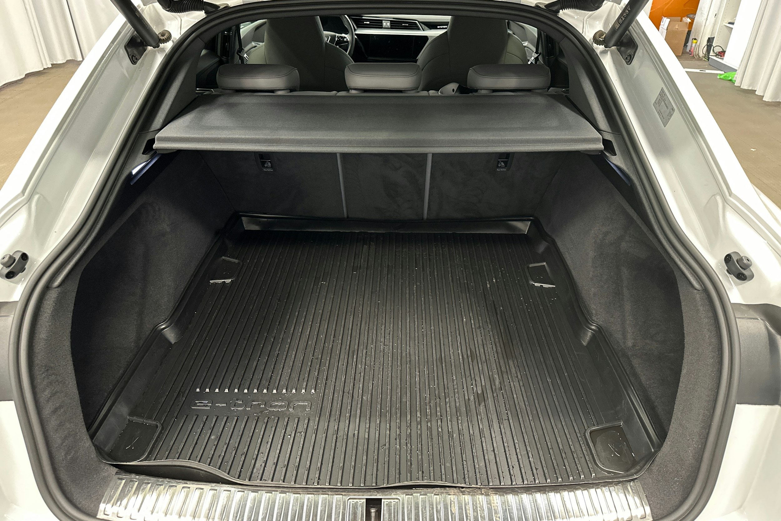 valkoinen Audi e-tron 2022 kuva 13.