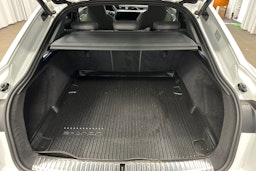 valkoinen Audi e-tron 2022 kuva 13.