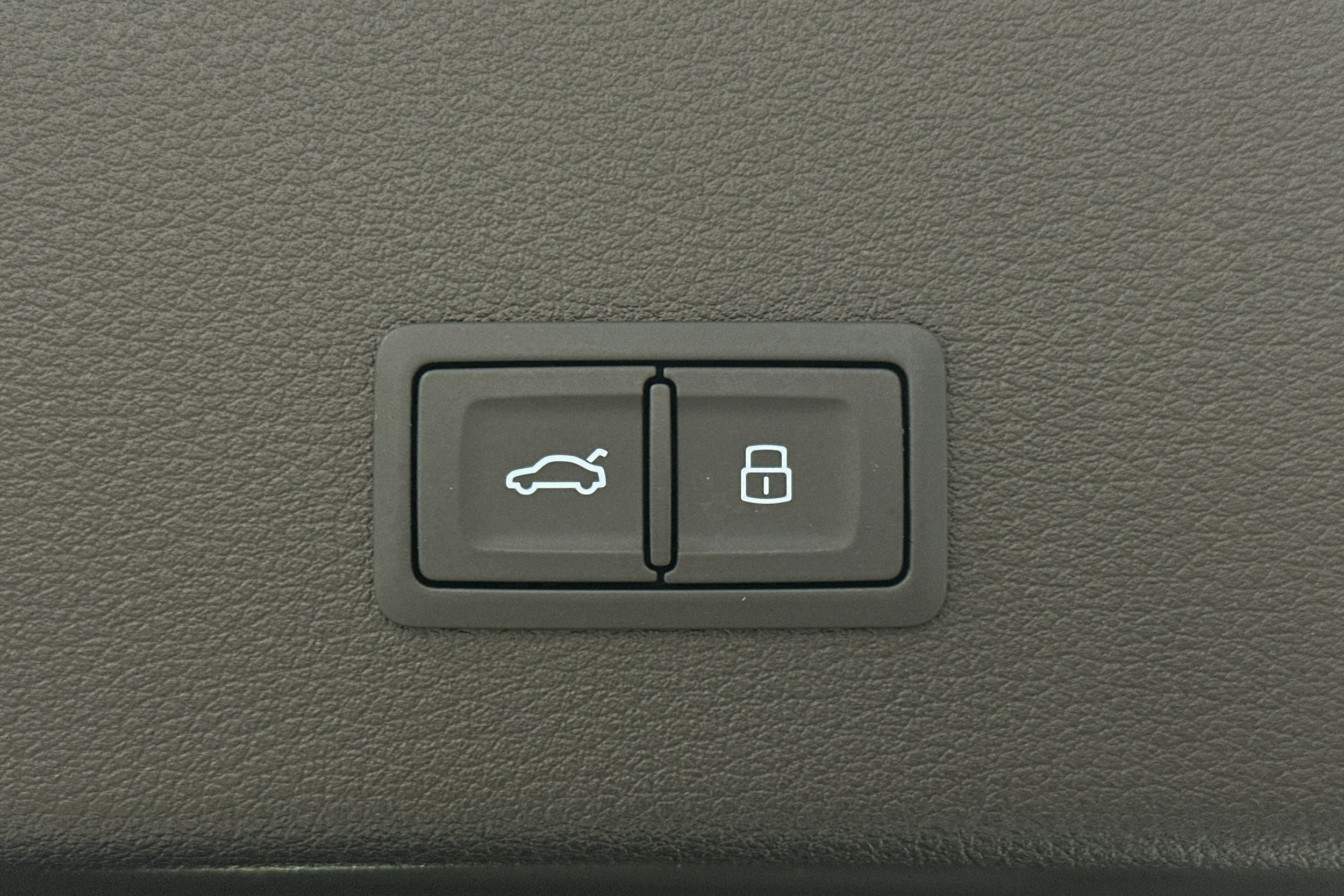 valkoinen Audi e-tron 2022 kuva 14.