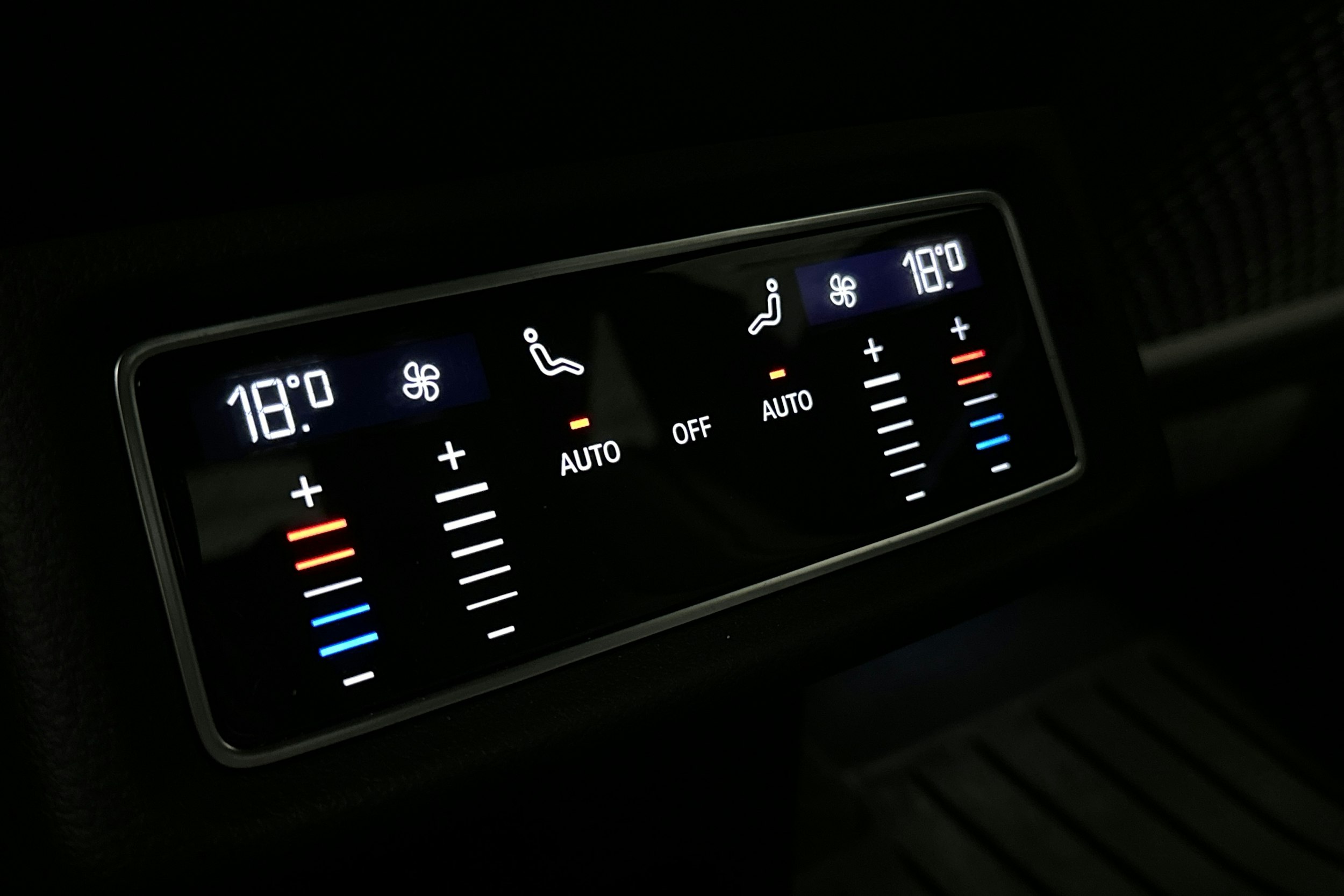valkoinen Audi e-tron 2022 kuva 15.