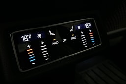 valkoinen Audi e-tron 2022 kuva 15.