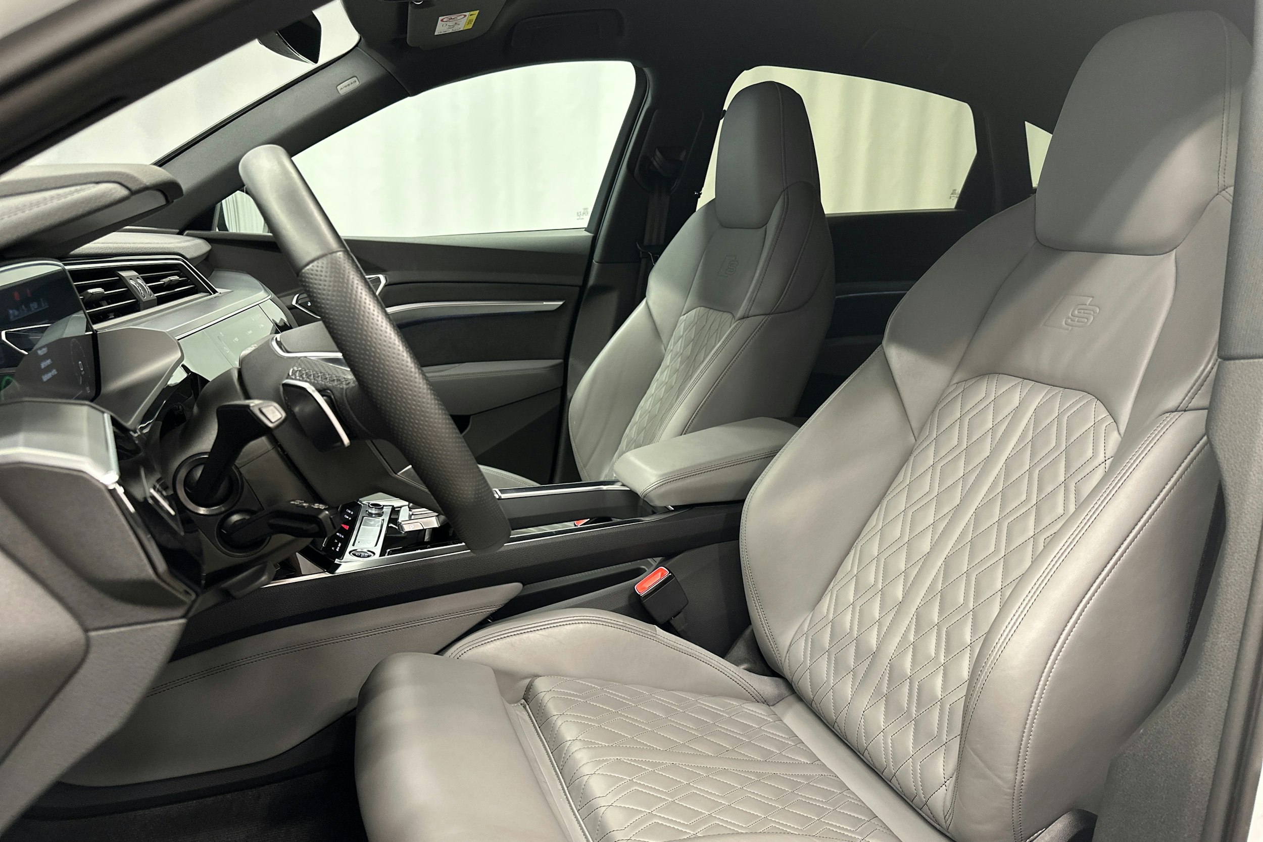valkoinen Audi e-tron 2022 kuva 16.