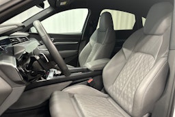 valkoinen Audi e-tron 2022 kuva 16.