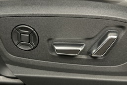 valkoinen Audi e-tron 2022 kuva 17.