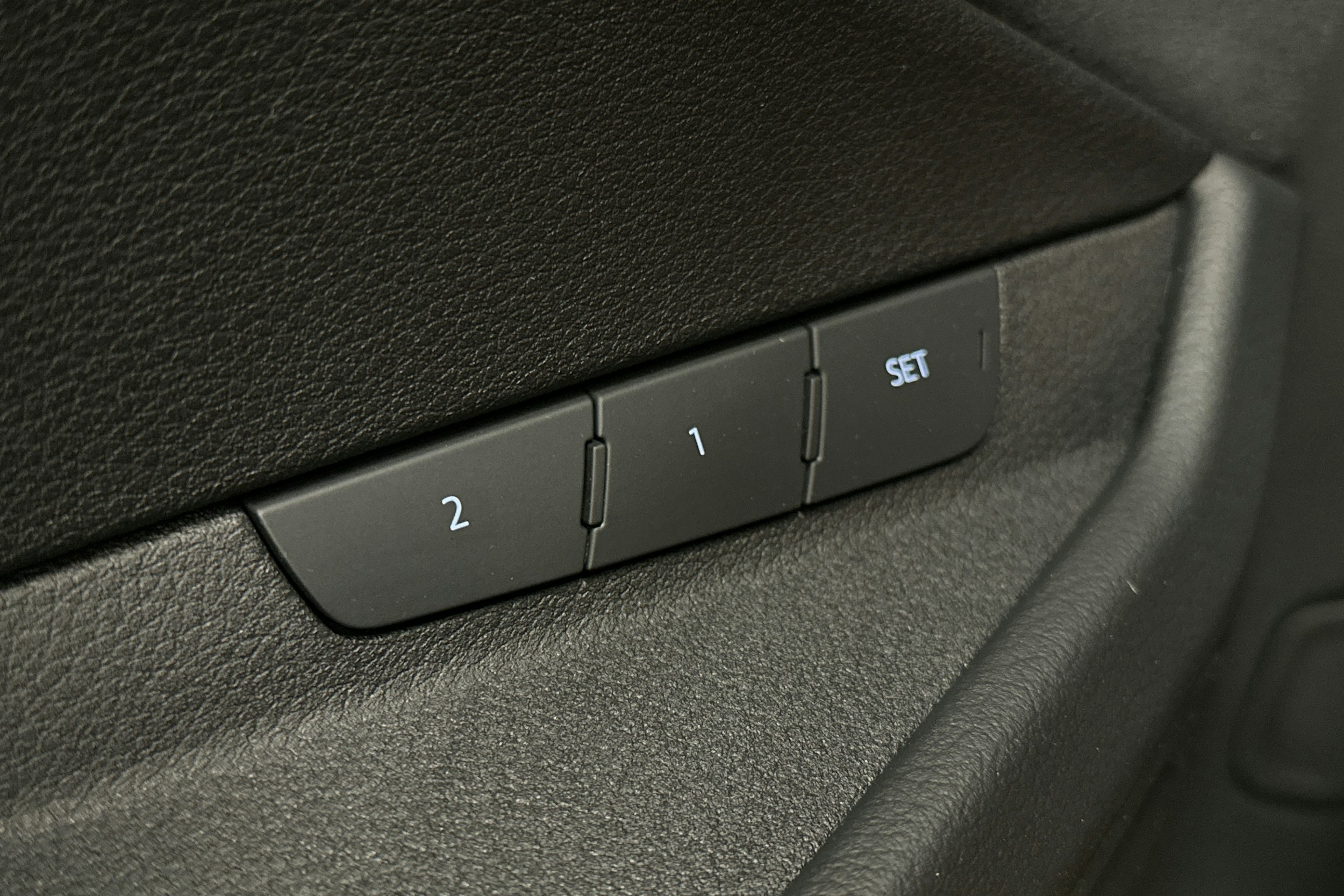 valkoinen Audi e-tron 2022 kuva 18.