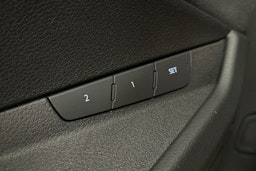 valkoinen Audi e-tron 2022 kuva 18.